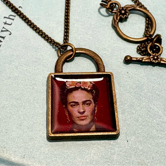 Frida Kahlo Antiqued Bronze High Gloss Portrait Pendant On Curb Chain - Picture 6 of 8